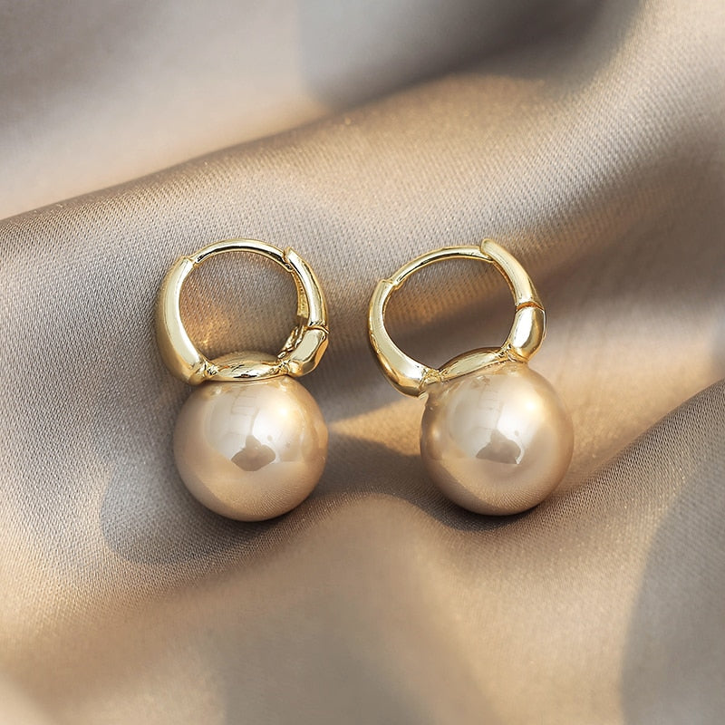 Chic Gold Pearl Drop Earrings: Celebrity Style for Women's Wedding Accessories - Quid Mart