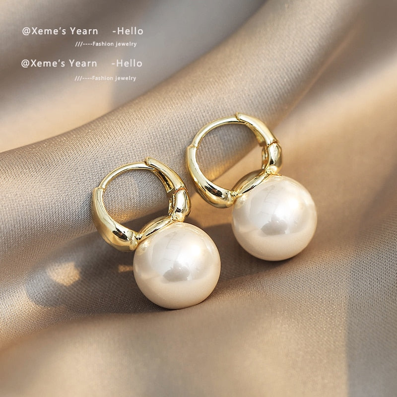 Chic Gold Pearl Drop Earrings: Celebrity Style for Women's Wedding Accessories - Quid Mart